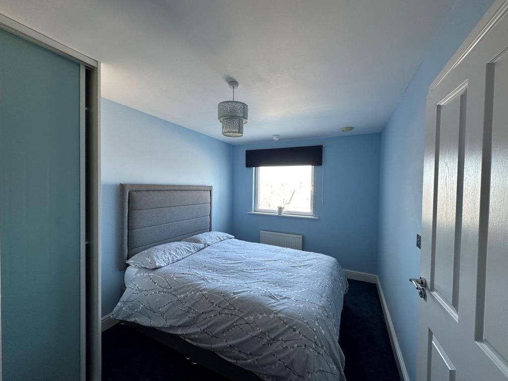 Lot: 62 - TWO-BEDROOM PURPOSE-BUILT FLAT WITH UNDERGROUND PARKING - Bedroom with en suite bathroom